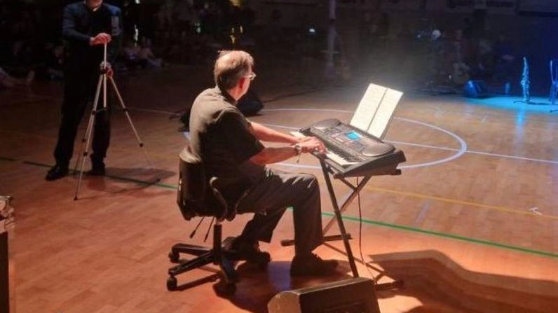 La canzone è uscita su tutte le piattaforme digitali. La interpreta Elena Bellucci "Pubblicata in un momento particolare per la Chiesa dopo la scomparsa di Papa Francesco" .