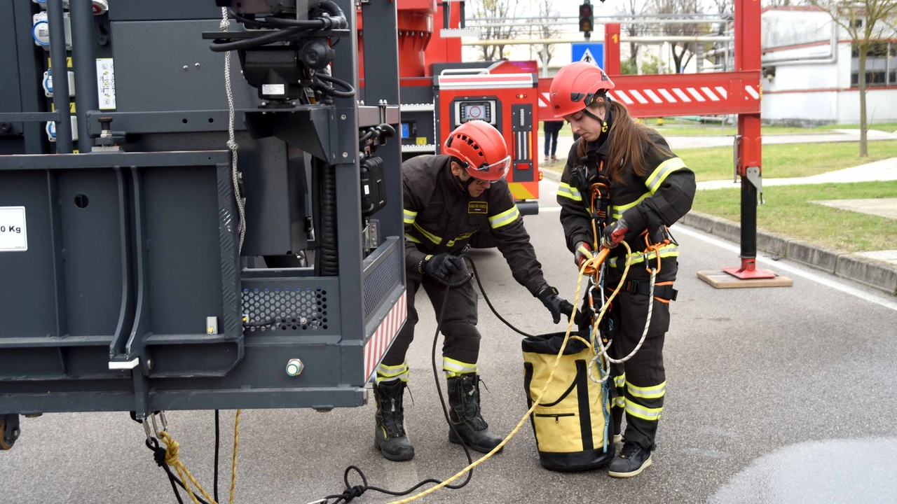Sul posto sono intervenuti vigili del fuoco, l’ambulanza della Pubblica Assistenza di Spezia e il personale del servizio prevenzione negli ambienti di lavoro dell’Asl (foto d’archivio) Sul posto sono intervenuti vigili del fuoco, l’ambulanza della Pubblica Assistenza di Spezia e il personale del servizio prevenzione negli ambienti di lavoro dell’Asl (foto d’archivio)