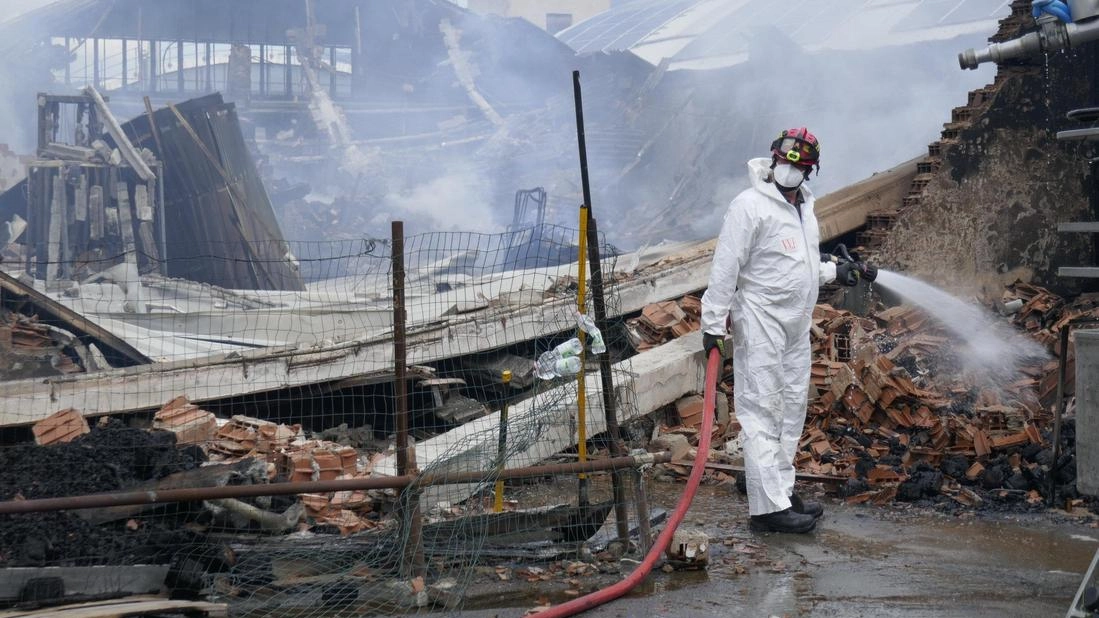 Vigili del fuoco al lavoro dopo l’incendio a Montemurlo (Foto Attalmi) Vigili del fuoco al lavoro dopo l’incendio a Montemurlo (Foto Attalmi)
