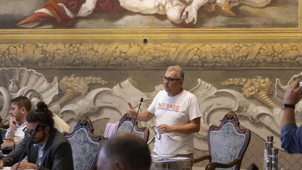 A sinistra Ciccio Auletta (Diritti in Comune) durante il consiglio; sopra Maurizio Nerini, capogruppo di Fratelli d’Italia con il modellino della «cuccia del cane» per ironizzare sulle dichiarazioni delle minoranze sul progetto del Centro sportivo a Gagno A sinistra Ciccio Auletta (Diritti in Comune) durante il consiglio; sopra Maurizio Nerini, capogruppo di Fratelli d’Italia con il modellino della «cuccia del cane» per ironizzare sulle dichiarazioni delle minoranze sul progetto del Centro sportivo a Gagno