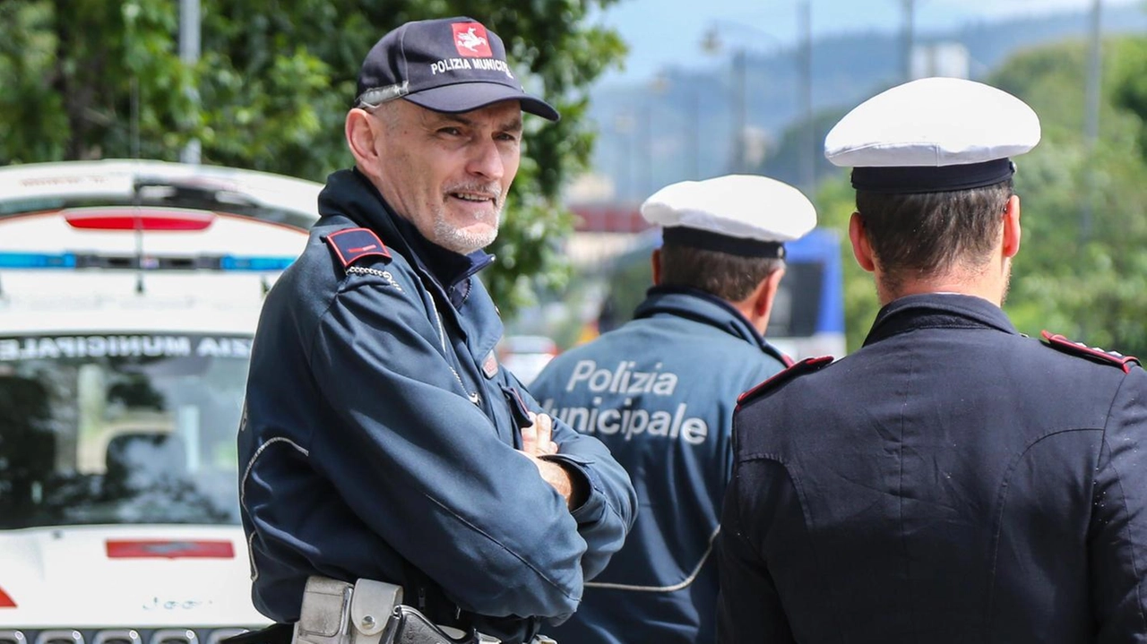 Un uomo di Lastra a Signa sorpreso dalla Municipale a scaricare rifiuti nell’area industriale di Comeana. Indagine coordinata dal comandante Palagini dopo segnalazione cittadini. Sanzione di 2.500 euro per reato di abbandono. Un uomo di Lastra a Signa sorpreso dalla Municipale a scaricare rifiuti nell’area industriale di Comeana. Indagine coordinata dal comandante Palagini dopo segnalazione cittadini. Sanzione di 2.500 euro per reato di abbandono.