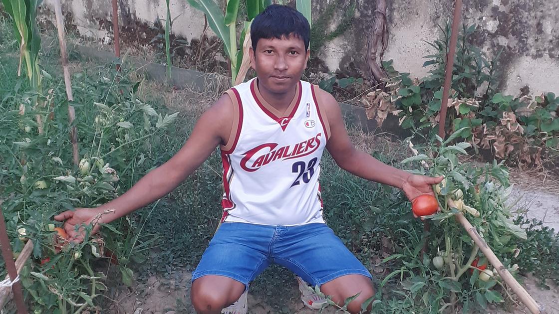 Il riscatto di Zamal: arrivato dal Bangladesh, oggi lavora e coltiva l’orto con gli anziani delle Piagge
