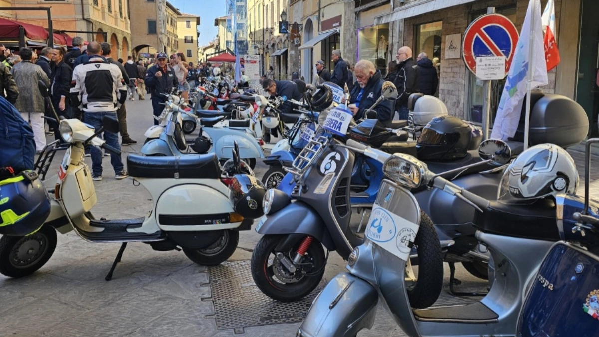 Il borgo invaso dalle Vespe