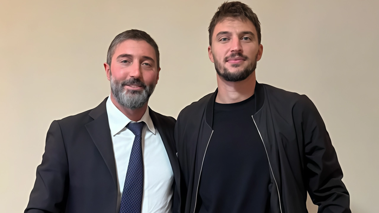 Matteo Calamai centrocampista riconfermato con il presidente Innocenti Matteo Calamai centrocampista riconfermato con il presidente Innocenti
