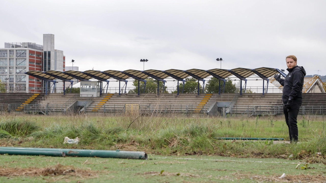 Lo stadio Turri durante le operazioni di demolizione per realizzare la nuova Fermi Una scelta della passata amministrazione che ha suscitato la perplessità degli sportivi
