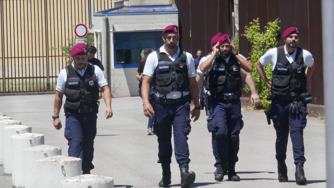 Il maxi blitz all’interno della Dogaia eseguito sabato scorso Foto Attalmi