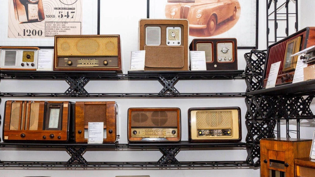 Per celebrare i 100 anni dalla nascita della radio a Scansano, nei locali dell’Emporio in via Marconi, è stata allestita... Per celebrare i 100 anni dalla nascita della radio a Scansano, nei locali dell’Emporio in via Marconi, è stata allestita...