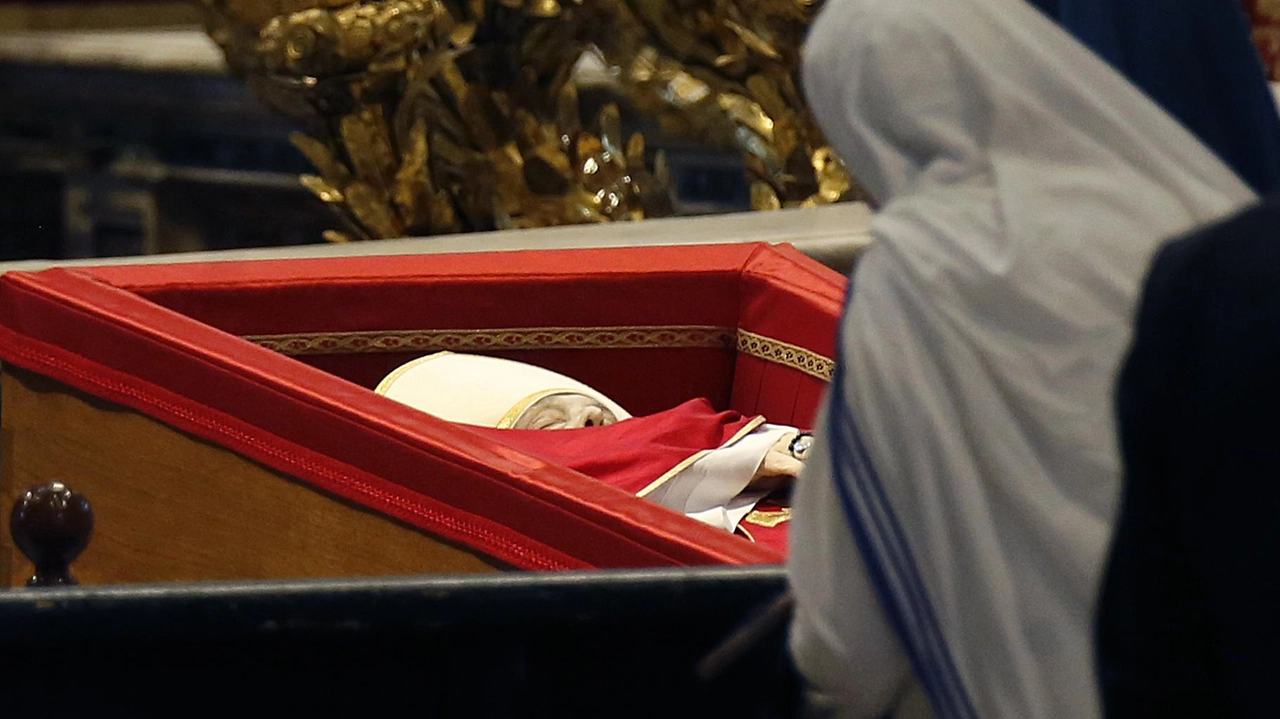 Due suore ieri pomeriggio hanno reso omaggio insieme a migliaia di fedeli alla salma di Papa Francesco