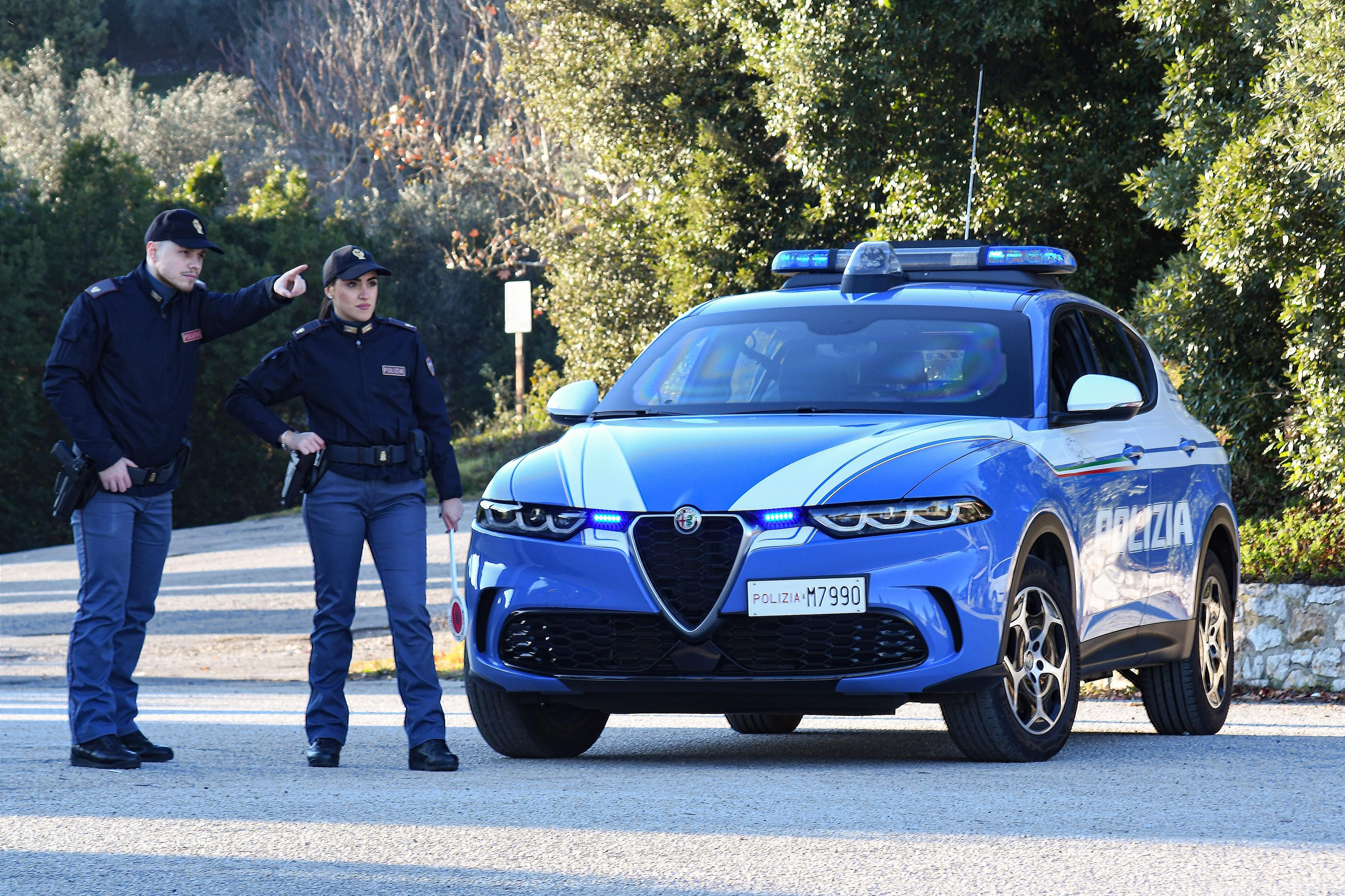 Assisi, terrorizza i pellegrini e poi minaccia di morte i poliziotti: denunciato Assisi, terrorizza i pellegrini e poi minaccia di morte i poliziotti: denunciato