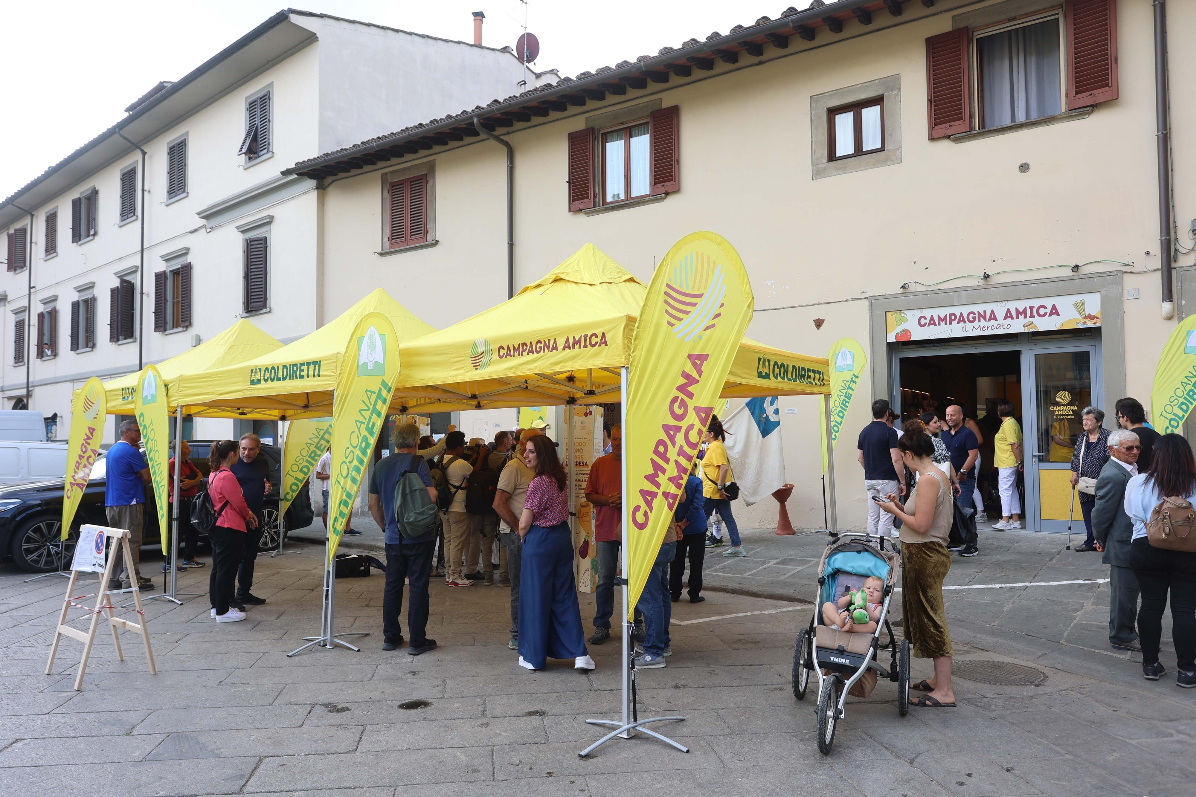 firenze a porta san frediano il più grande mercato contadino della toscana