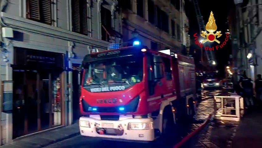 Firenze e la notte d’inferno: scappano dall’incendio calandosi con le lenzuola Firenze e la notte d’inferno: scappano dall’incendio calandosi con le lenzuola