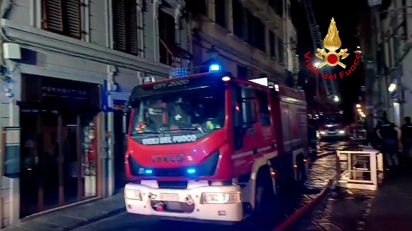 I vigili del fuoco nella strada dove si è verificato l'incendio: notte di paura per le persone negli appartamenti sovrastanti I vigili del fuoco nella strada dove si è verificato l'incendio: notte di paura per le persone negli appartamenti sovrastanti