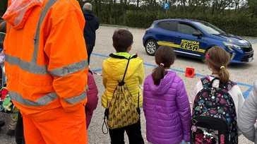 Gli alunni delle scuole di Castellina, Gaiole e Radda in Chianti partecipano a un evento educativo sulle buone pratiche alla guida, promosso dall'Associazione Nazionale Carabinieri in Congedo. L'iniziativa mira a sensibilizzare i giovani sull'importanza della responsabilità stradale. Gli alunni delle scuole di Castellina, Gaiole e Radda in Chianti partecipano a un evento educativo sulle buone pratiche alla guida, promosso dall'Associazione Nazionale Carabinieri in Congedo. L'iniziativa mira a sensibilizzare i giovani sull'importanza della responsabilità stradale.