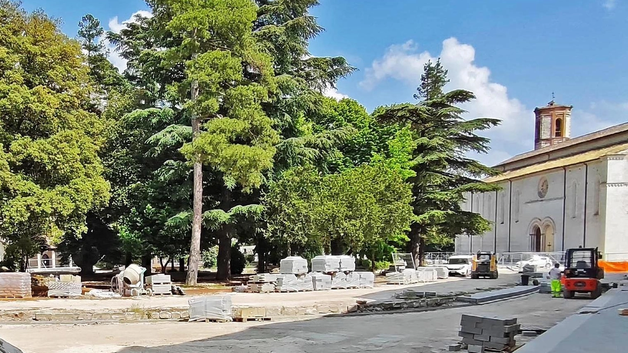 L’area che dall’ex ospedale arriva fino alla Farmacia comunale, dove la ditta esecutrice dei lavori sta proseguendo nella posa delle mattonelle (Foto Gavirati) L’area che dall’ex ospedale arriva fino alla Farmacia comunale, dove la ditta esecutrice dei lavori sta proseguendo nella posa delle mattonelle (Foto Gavirati)