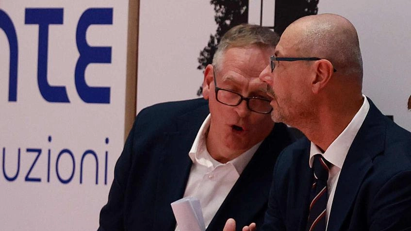 Christon 5,5. Doveva essere il leader della squadra ed invece gioca da solo. Nervoso, discute praticamente con tutti e si... Christon 5,5. Doveva essere il leader della squadra ed invece gioca da solo. Nervoso, discute praticamente con tutti e si...