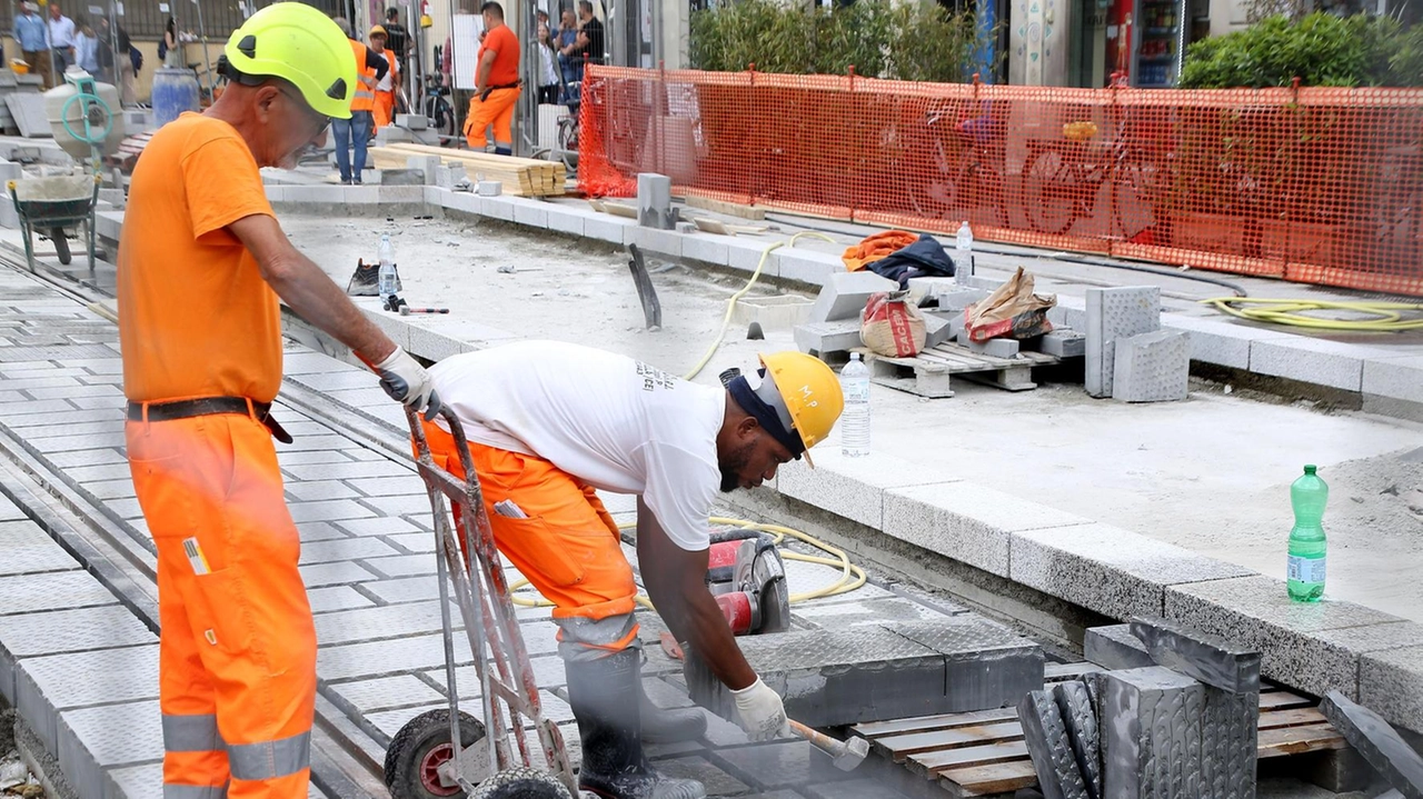 Operai al lavoro in piazza San Marco per ultimare gli interventi sui binari Operai al lavoro in piazza San Marco per ultimare gli interventi sui binari