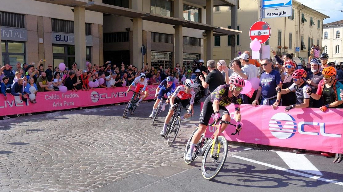 Il passaggio dei ciclisti all’arrivo della tappa dello scorso anno del Giro d’Italia Il passaggio dei ciclisti all’arrivo della tappa dello scorso anno del Giro d’Italia