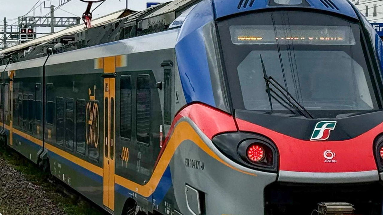 Ennesima disavventura per i pendolari sulla tratta Siena-Firenze, un guasto al treno li ha bloccati sui vagoni al caldo e senza aria condizionata Ennesima disavventura per i pendolari sulla tratta Siena-Firenze, un guasto al treno li ha bloccati sui vagoni al caldo e senza aria condizionata