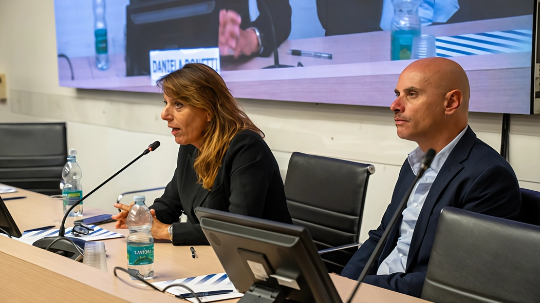 Nei Distretti il cittadino avrà uno sportello per accedere a tutti i servizi "Superiamo la frammentazione che rende difficile orientarsi nel sistema" . Nei Distretti il cittadino avrà uno sportello per accedere a tutti i servizi "Superiamo la frammentazione che rende difficile orientarsi nel sistema" .