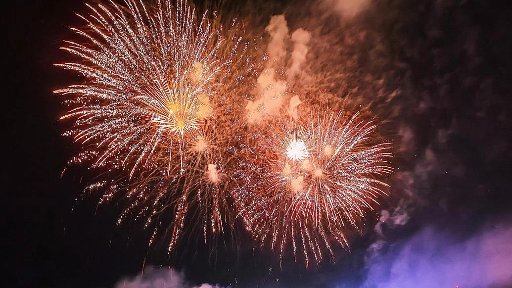 I fuochi d’artificio al centro di chiarimenti chiesti dai consiglieri di minoranza (Foto Agostini) I fuochi d’artificio al centro di chiarimenti chiesti dai consiglieri di minoranza (Foto Agostini)