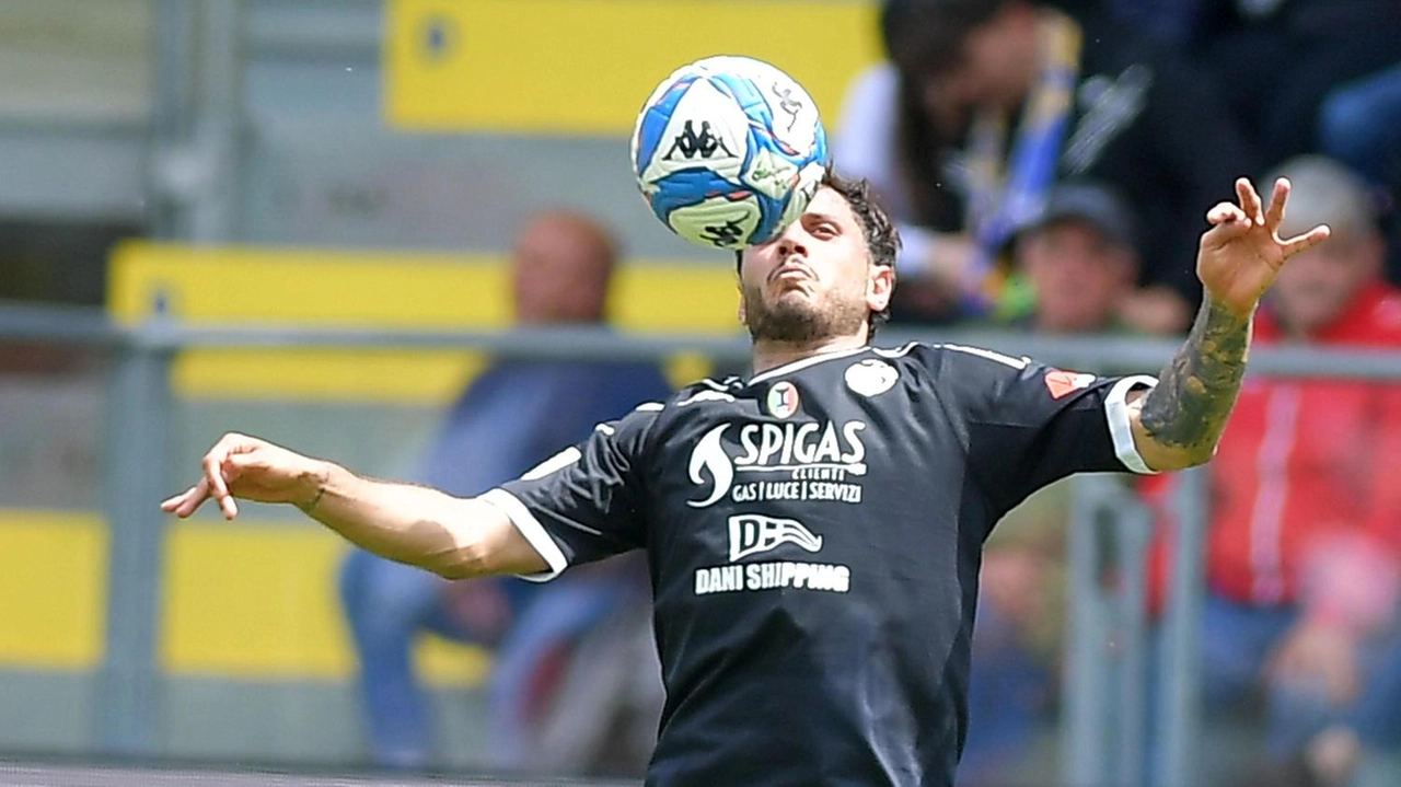 Oggi occhi puntati su Catanzaro - Cesena. I bianchi aspettano di conoscere l’avversaria. Tifosi già in fermento per le semifinali play off