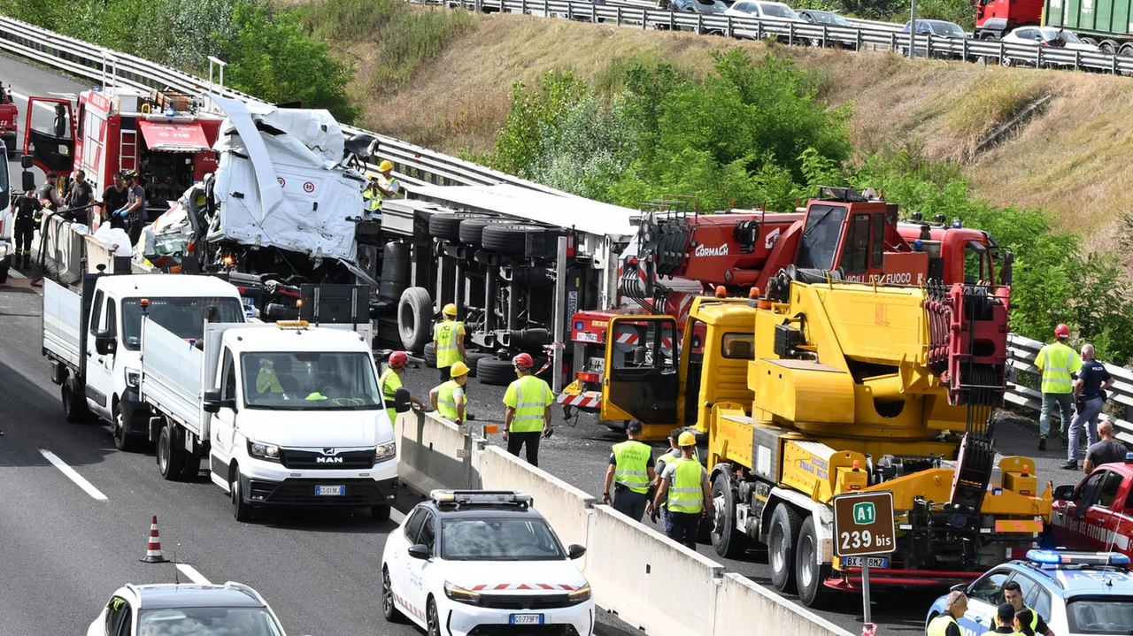 I resti dei veicoli dopo il tragico tamponamento avvenuto lunedì intorno alle ore 11.30 sull’autostrada A1 tra i caselli di Arezzo e Valdarno I resti dei veicoli dopo il tragico tamponamento avvenuto lunedì intorno alle ore 11.30 sull’autostrada A1 tra i caselli di Arezzo e Valdarno