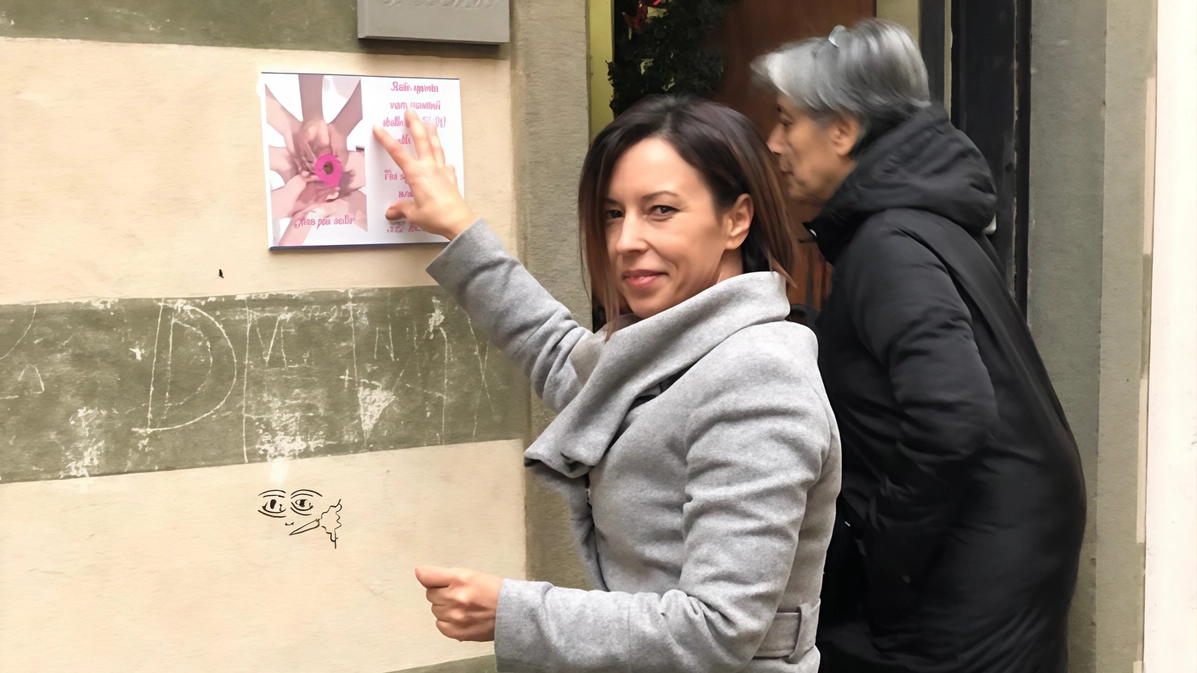 Mihaela Zaharia, una delle promotrici. , mostra la. targa della sede Mihaela Zaharia, una delle promotrici. , mostra la. targa della sede