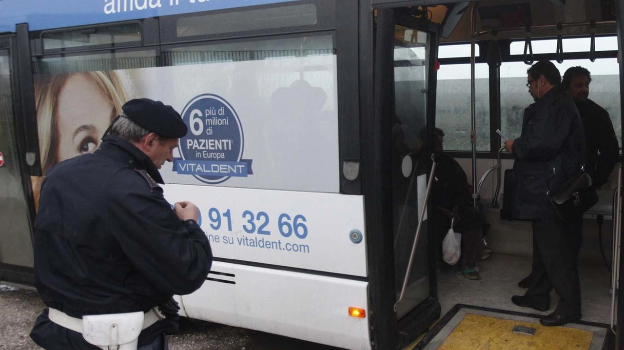 Bottigliate a bordo del bus. Lite furiosa tra due ragazzi: "Sospendiamo il servizio" Bottigliate a bordo del bus. Lite furiosa tra due ragazzi: "Sospendiamo il servizio"