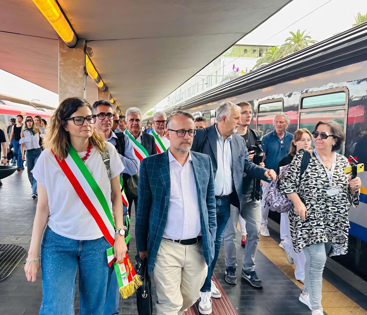 https://www.lanazione.it/image-service/view/acePublic/alias/contentid/NDQ2NTlkYjgtNjZkZi00/0/settembre-decisivo-per-la-direttissima-pendolari-valdarnesi-futuro-incerto.jpeg?f=1.91:1&w=1200