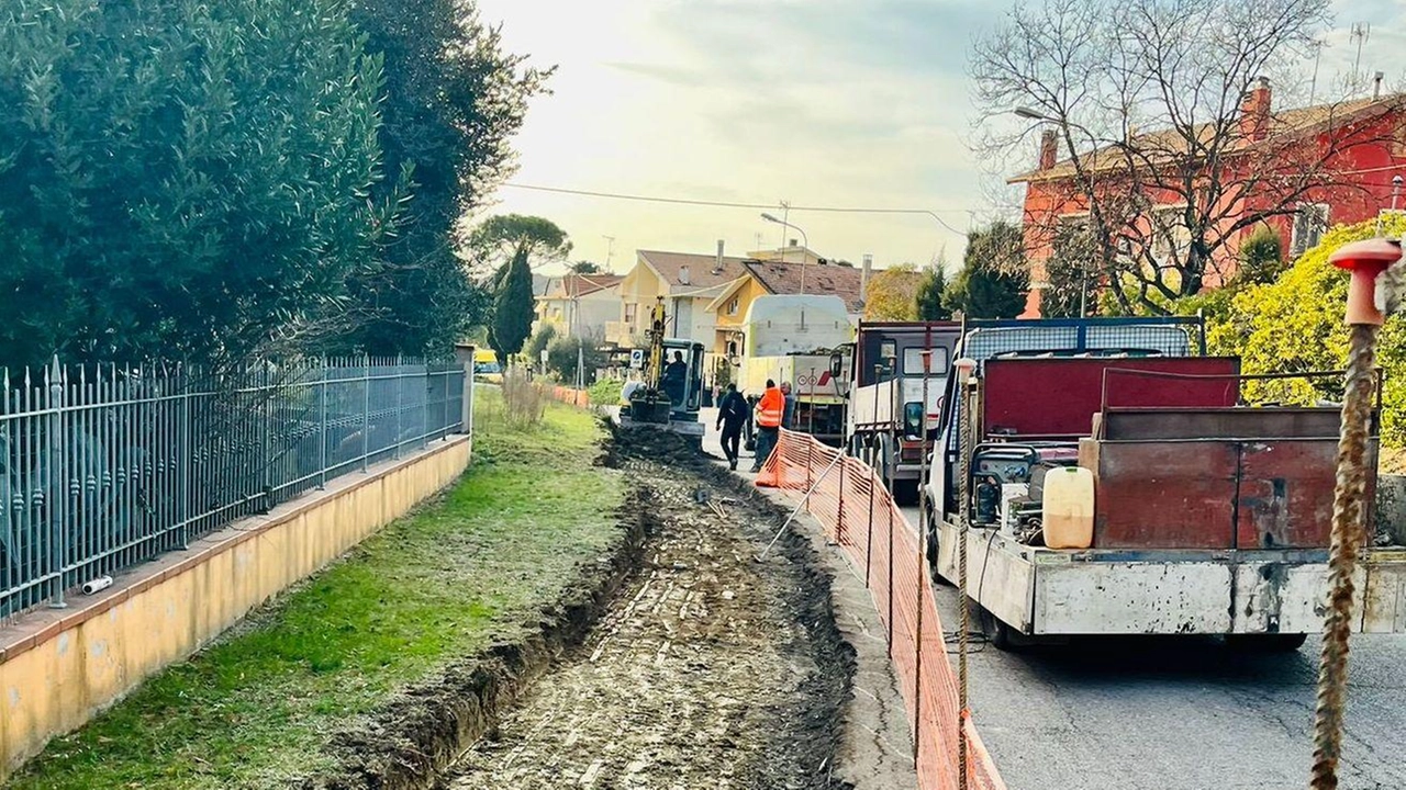 Un cantiere per la realizzazione di un nuovo marciapiede (. foto di repertorio Un cantiere per la realizzazione di un nuovo marciapiede (. foto di repertorio