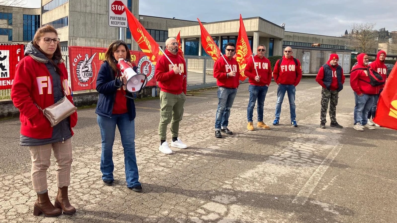 Il presidio della Fiom Cgil davanti alla Pr Industrial-Pramac di Casole Il presidio della Fiom Cgil davanti alla Pr Industrial-Pramac di Casole