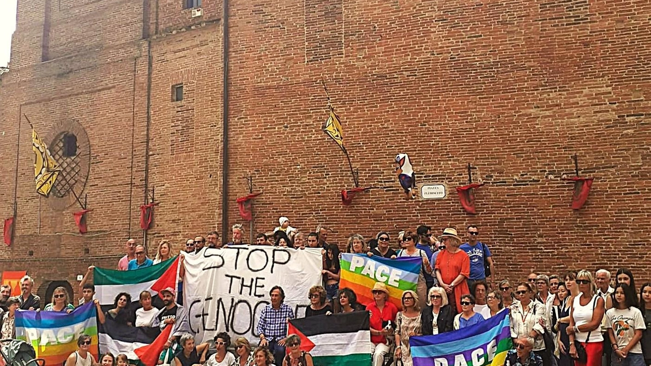 Un gruppo sempre più numeroso si ferma la domenica per un minuto di silenzio. Tra i portavoce Livia Giuggioli Firth. Richiesta al sindaco per la bandiera della Palestina .