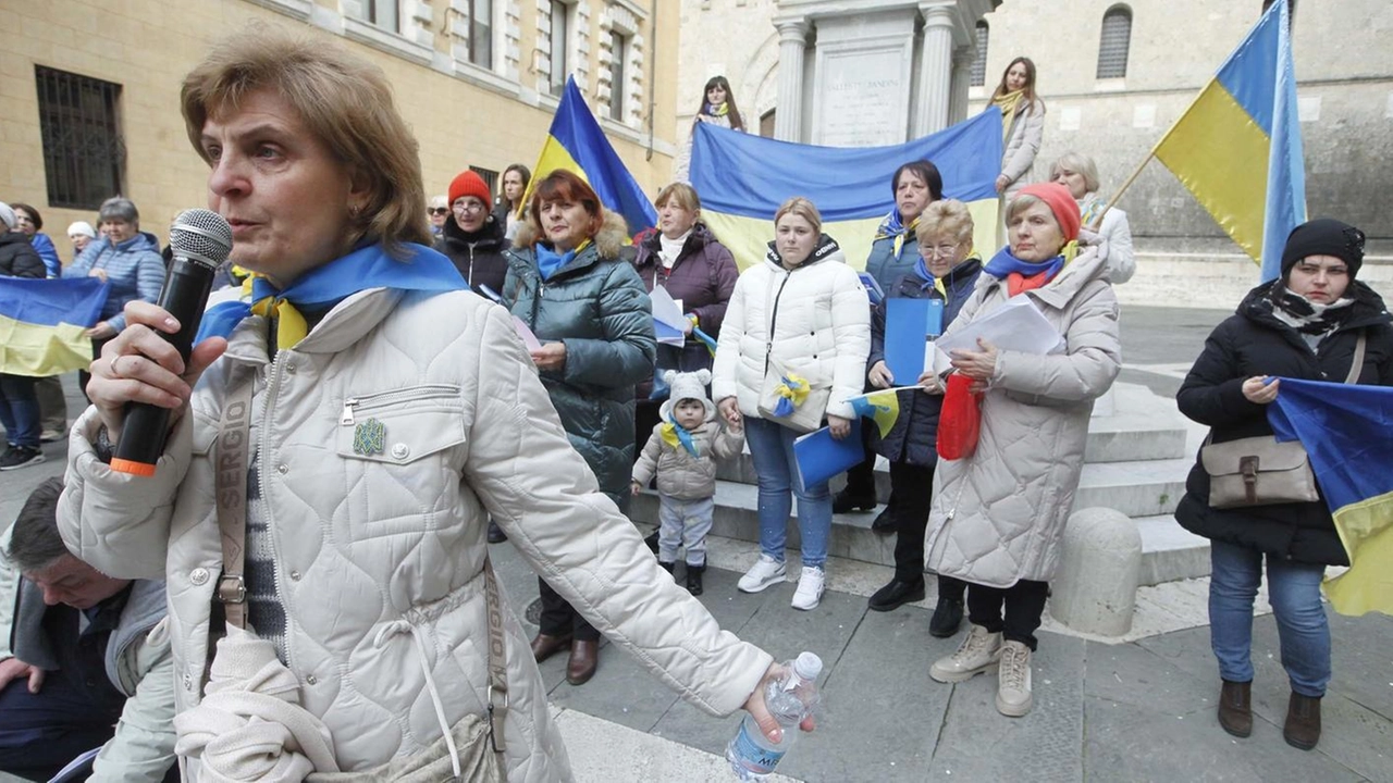 Un momento della manifestazione che si è svolta ieri a Siena in piazza Salimbeni per ricordare i tre anni di guerra
