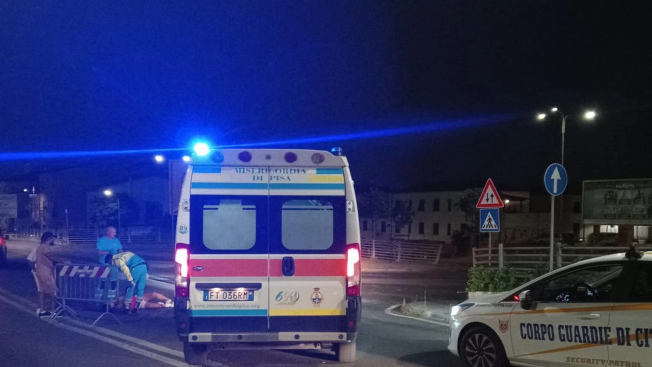 L’arrivo dell’ambulanza con le. due pattuglie delle Guardie di Città che hanno fatto da scudo alla ragazza ferita per strada L’arrivo dell’ambulanza con le. due pattuglie delle Guardie di Città che hanno fatto da scudo alla ragazza ferita per strada