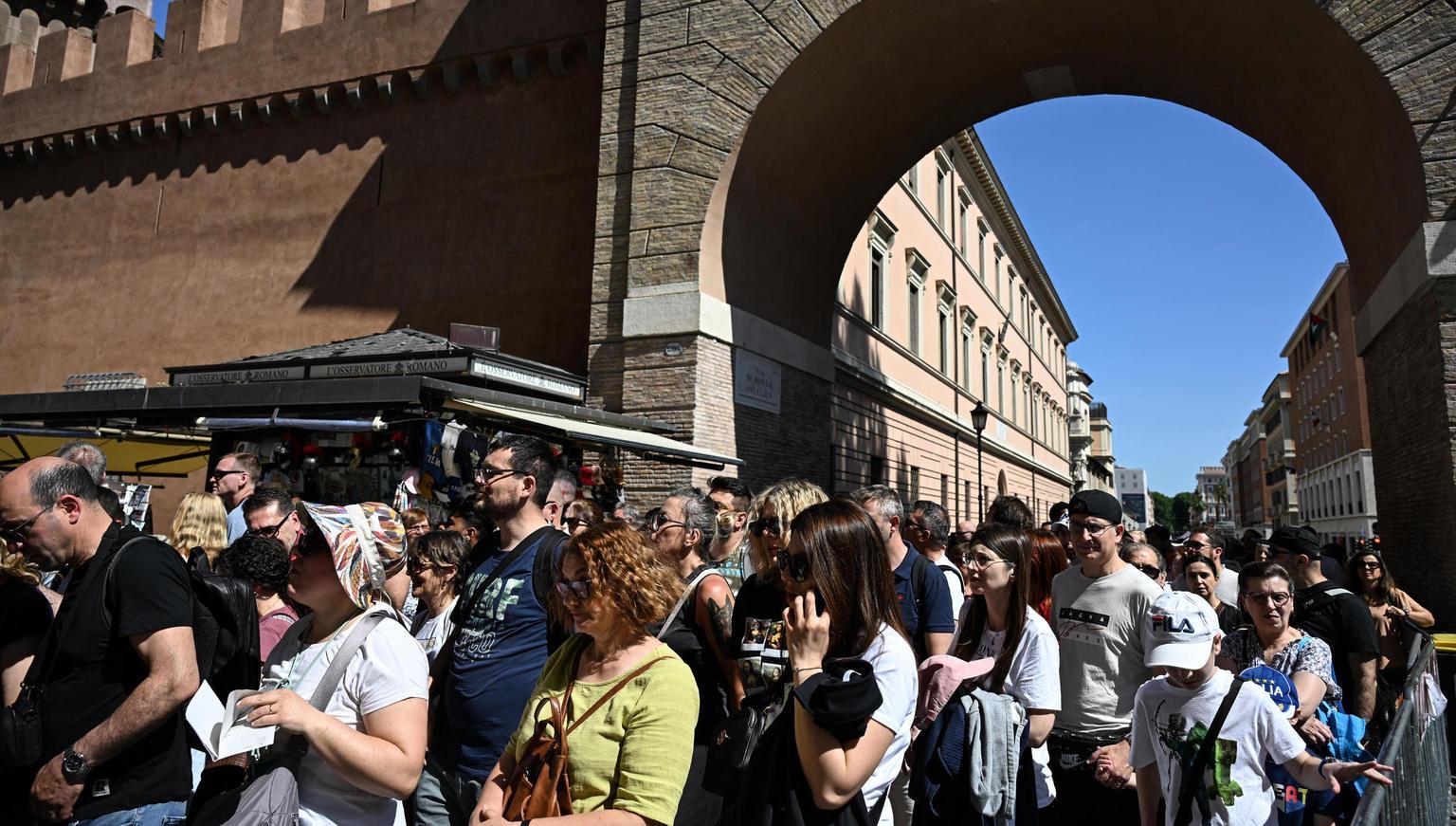 https://www.lanazione.it/image-service/view/acePublic/alias/contentid/NDQ4ZmI1YzMtMDQ0Yy00/0/giubileo-delle-famiglie-pellegrini-diretti-a-roma-con-il-cardinale-lojudice.jpeg