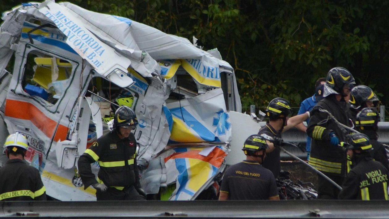 "Raramente ho visto una tragedia simile: prima abbiamo salvato chi era ancora vivo". Nel team i vigili del fuoco di ritorno dal Giubileo. Bevande distribuite tra le auto in coda. . "Raramente ho visto una tragedia simile: prima abbiamo salvato chi era ancora vivo". Nel team i vigili del fuoco di ritorno dal Giubileo. Bevande distribuite tra le auto in coda. .