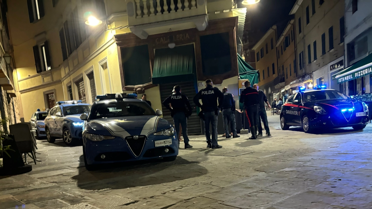 L’intervento di poliziotti e carabinieri tra via Ricasoli e piazza del Sale mercoledì sera L’intervento di poliziotti e carabinieri tra via Ricasoli e piazza del Sale mercoledì sera