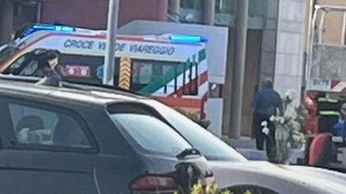L’uomo, un professionista, si è impiccato vicino all’Agenzia delle entrate. I carabinieri hanno trovato una lettera destinata ai familiari. Indagini in corso. L’uomo, un professionista, si è impiccato vicino all’Agenzia delle entrate. I carabinieri hanno trovato una lettera destinata ai familiari. Indagini in corso.