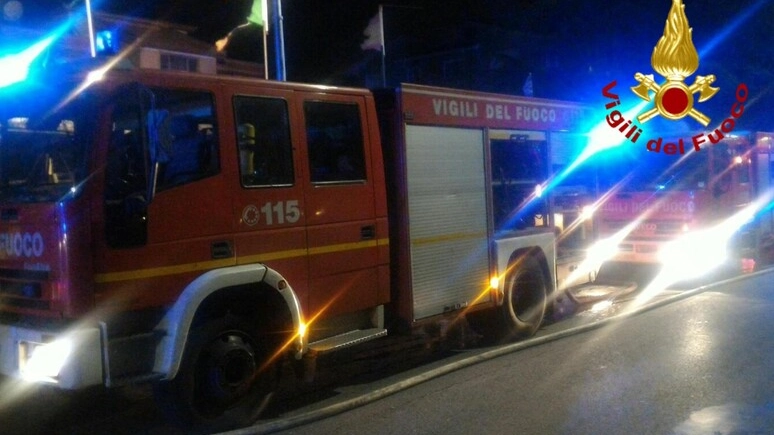 Intervenuti i vigili del fuoco per spegnere le fiamme (foto di repertorio) Intervenuti i vigili del fuoco per spegnere le fiamme (foto di repertorio)