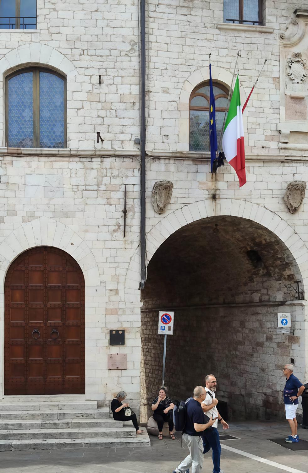 Scintille sulla manutenzione . Assisi, il decoro divide la politica. Il sindaco: "Lavori continui"
