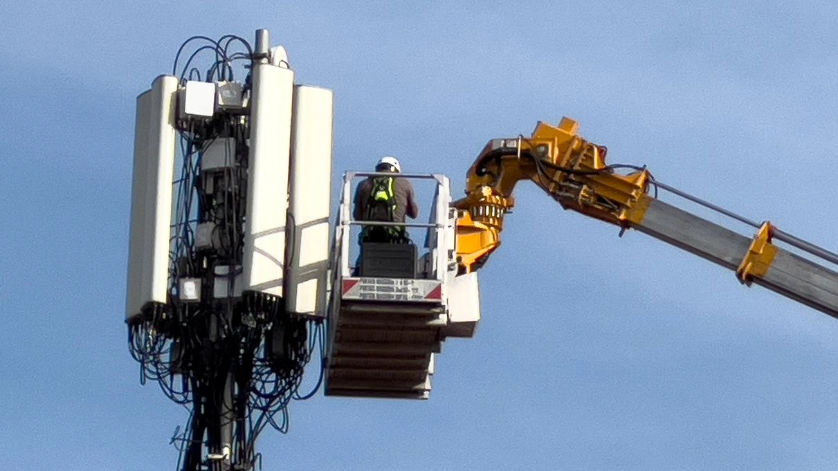 Protesta fra i residenti di Grignano per l’installazione di una nuova antenna 5G vicino alle. case e a un campo sportivo Protesta fra i residenti di Grignano per l’installazione di una nuova antenna 5G vicino alle. case e a un campo sportivo