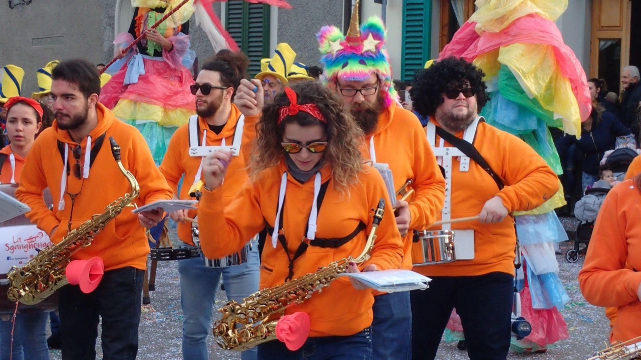Colori, allegria e spensieratezza: il Carnevale a Paperino ormai è tradizione e simbolo della voglia di stare insieme Colori, allegria e spensieratezza: il Carnevale a Paperino ormai è tradizione e simbolo della voglia di stare insieme