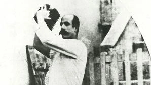 Bruno Banchini con la sua palla A sinistra il cantiere del teatro: piccoli. in basso, si notano il campione e Pierluigi Nervi