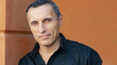 Valerio Aprea protagonista di 'LaPOCAlisse' al TeatroDante Carlo Monni: uno spettacolo ironico sui cambiamenti sociali.