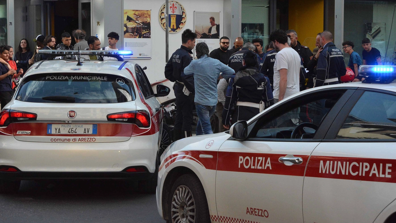 Un 44enne egiziano ha aggredito due agenti di polizia municipale alla stazione ferroviaria: arrestato, è stato scarcerato il giorno dopo