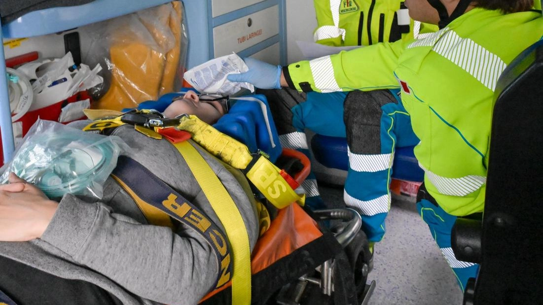 Soccorritori su un’ambulanza durante un servizio in una foto d’archivio Soccorritori su un’ambulanza durante un servizio in una foto d’archivio