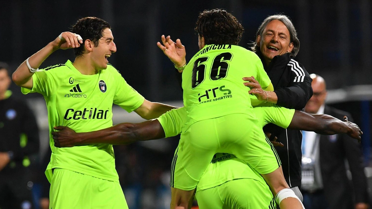 Idrissa Touré corre ad abbracciare Filippo Inzaghi dopo il gol del 2 a 0 (fotoservizio Masotti per Valtriani) Idrissa Touré corre ad abbracciare Filippo Inzaghi dopo il gol del 2 a 0 (fotoservizio Masotti per Valtriani)