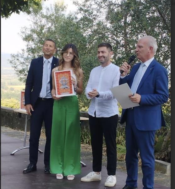 https://www.lanazione.it/image-service/view/acePublic/alias/contentid/NDRjM2JiNzQtMGE5MS00/0/la-premiazione-di-viola-tacchini.jpeg