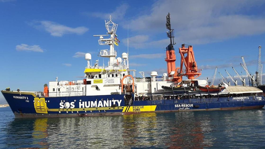 https://www.lanazione.it/image-service/view/acePublic/alias/contentid/NDRkMGZkMTctY2UyMC00/0/la-spezia-si-riapre-allaccoglienza-arriva-la-humanity-con-68-migranti.jpeg?f=16:9&w=1200&h=630