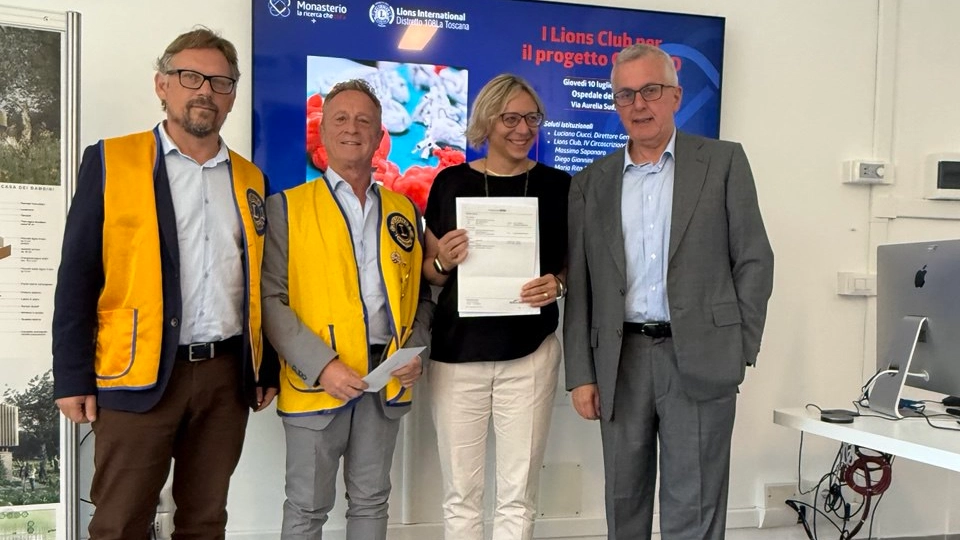 La consegna dei fondi da parte dei Lions a Simona Celi, responsabile del progetto relativo alla creazione dei baby cuori virtuali
